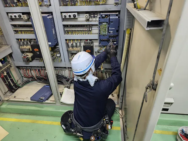 インバータ交換中